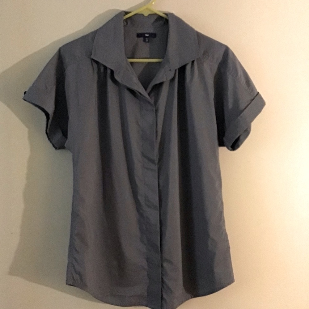 GAP ROLL CUFF SHORT SLEEVE HIDDEN BUTTON PLEATED SHOULDER NO ARM SEAMS BUTTON UP